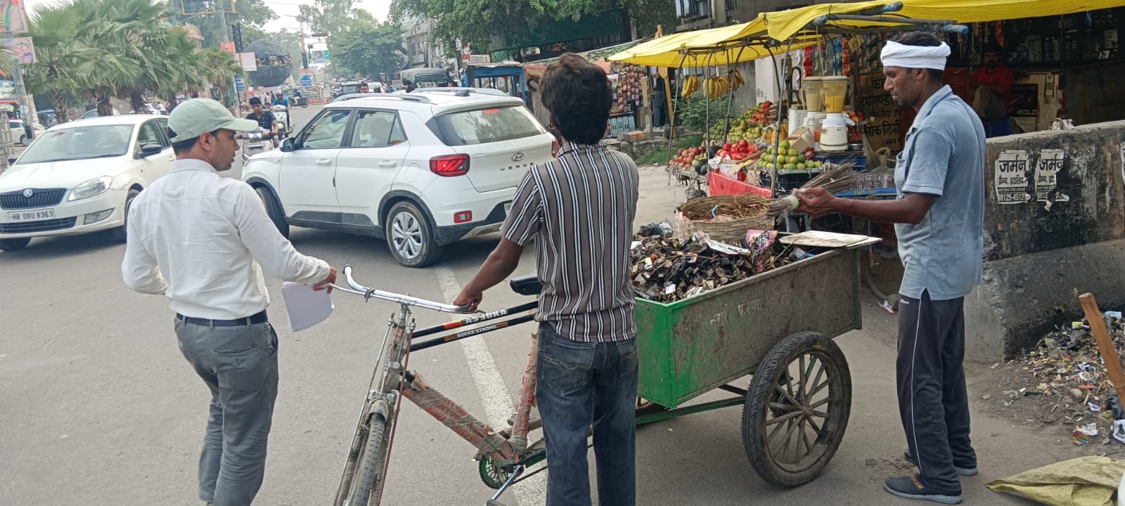 अंबाला रोड से कचरा उठाते कर्मचारी। विभाग
