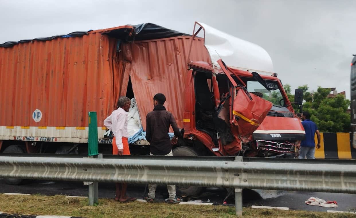 Truck-container collision while overtaking; two cars also collide amidst the resulting traffic jam