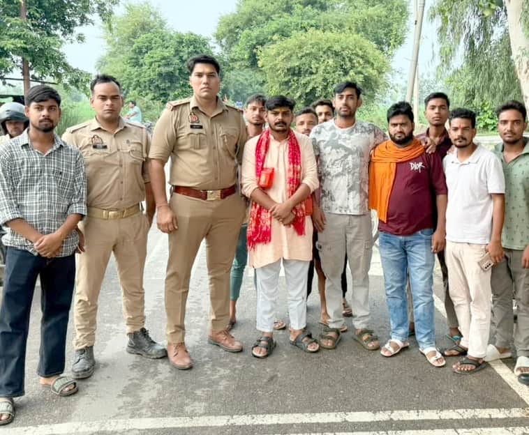 Karni Sena activists adamant on performing *Jalabhishek* at Harihar Temple; police stop them.