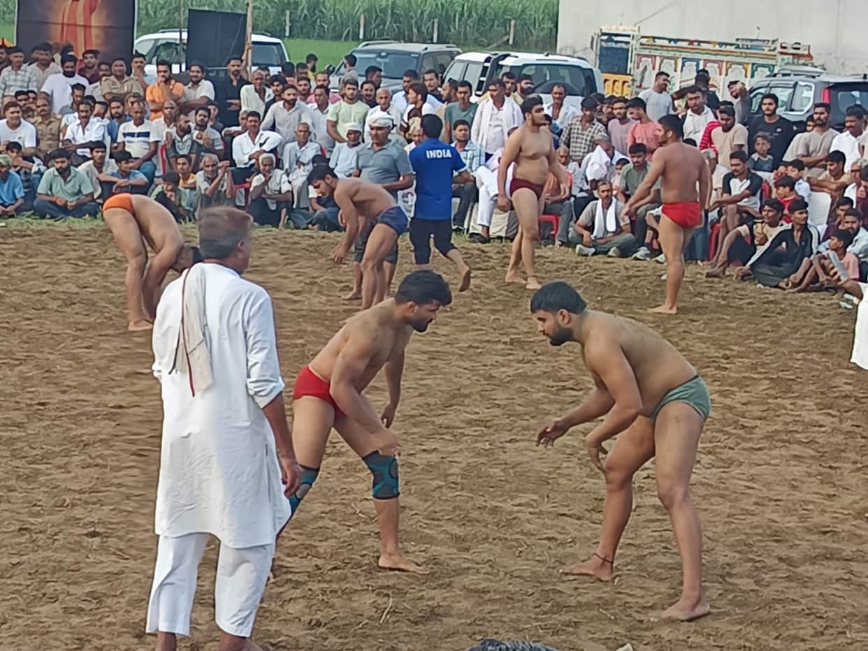 The wrestling match with a prize of two lakh rupees ended in a draw; Vicky Hooda and Jonty Gurjar faced off.