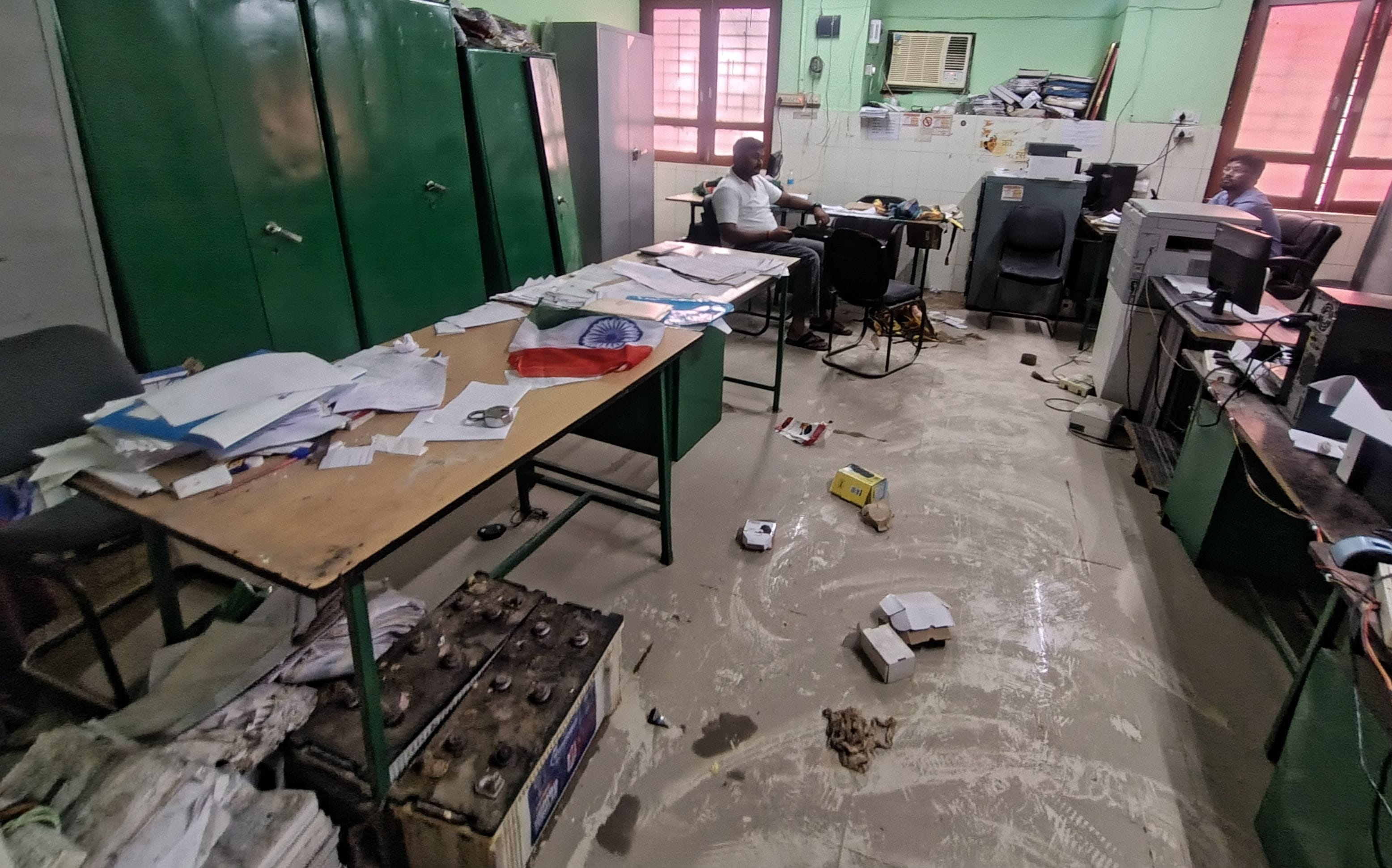 बछरावां सीएचसी में जलभराव होने से भीगे दस्तावेज व फर्श पर फैली गंदगी।