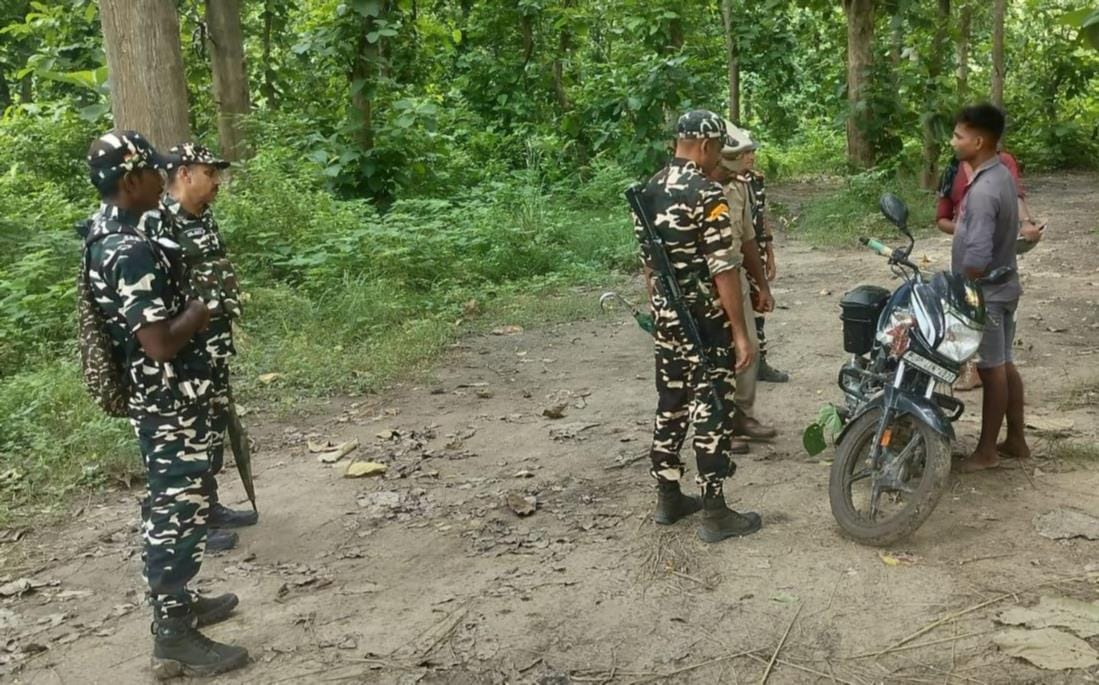 भारत-नेपाल सीमा की पगडंडियों पर लोगों की चेकिंग करते एसएसबी जवान।