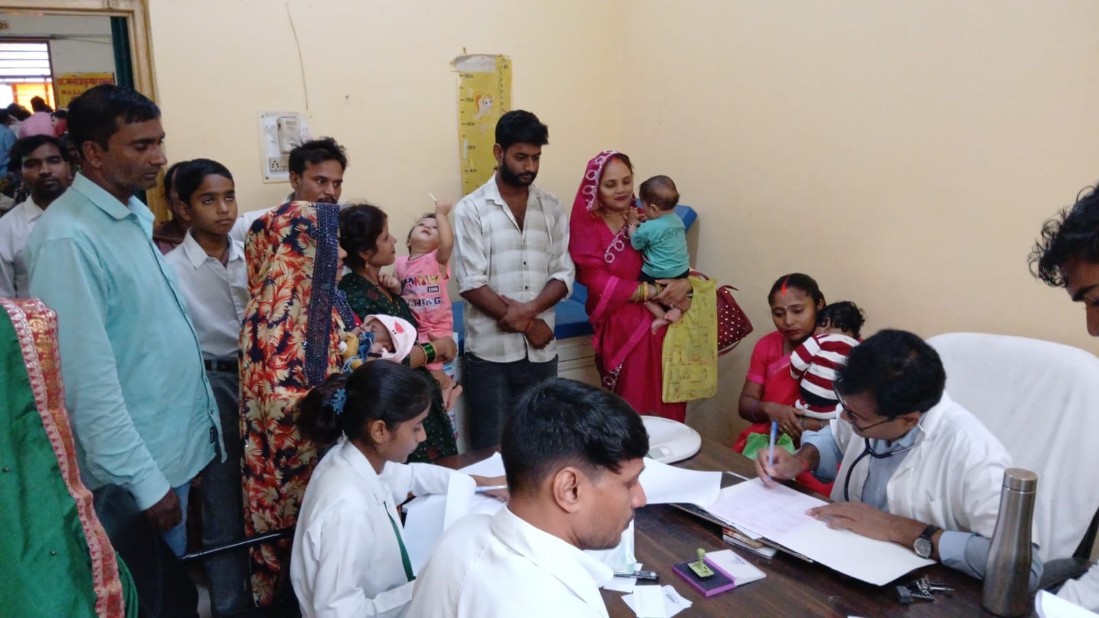 बाल रोग की ओपीडी में बच्चों का उपचार करते चिकित्सक। 