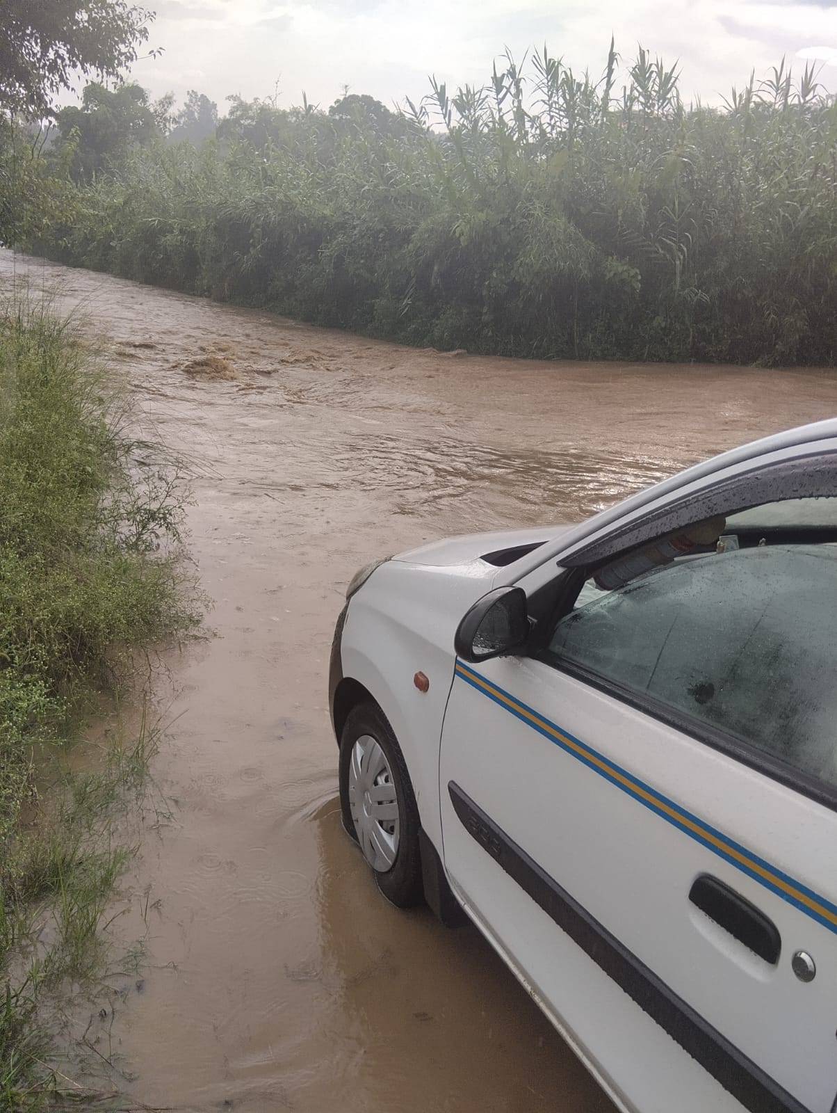 बम पंचायत में सोमवार को लैंडी खड्ड का जलस्तर बढ़ने से बम-जाहू मार्ग पर यातायात व्यवस्था प्रभावि