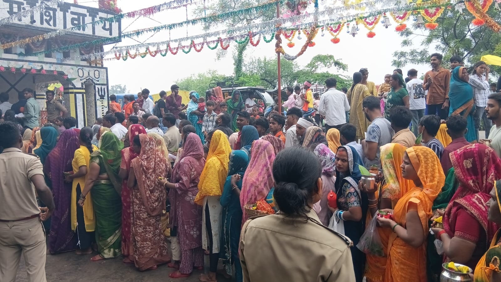 बनवा महादेव मंदिर में दर्शन-पूजन को लेकर लगी भक्तों की कतार। संवाद