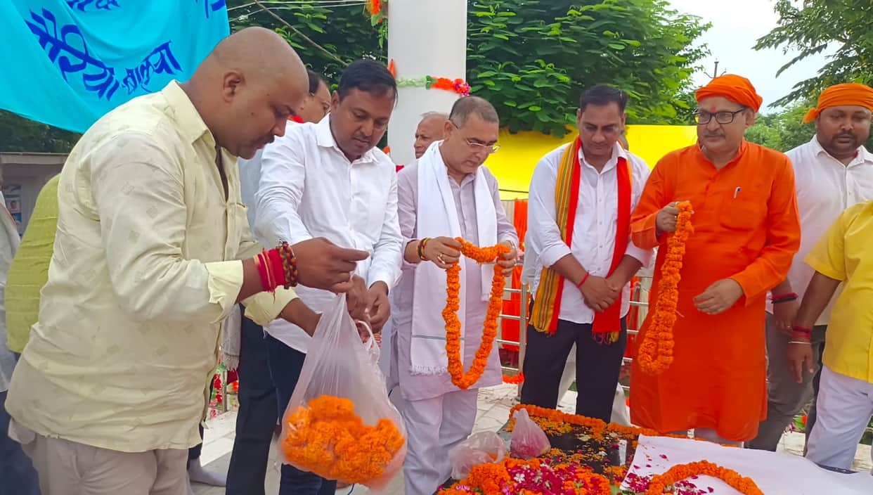 Tributes paid to martyred revolutionaries on Martyrs' Day in Bairia