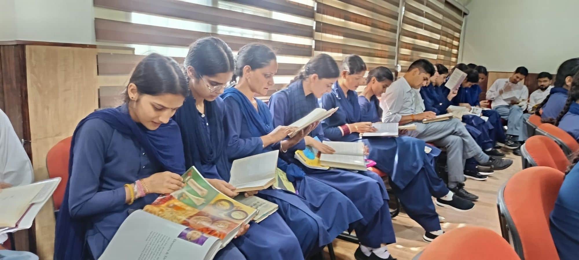 चंबा के डाईट सरू में कार्यक्रम के दौरान मौजूद प्रशिक्षु।संवाद