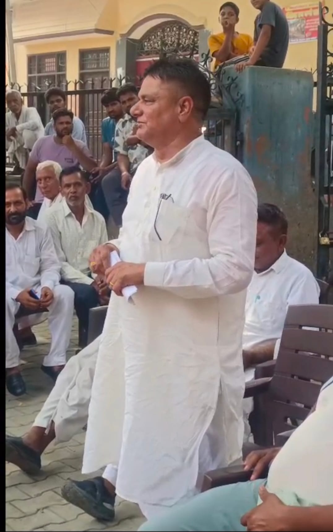 छाजपुर कलां गांव में पंचायत के सामने फैसले की जानकारी देते सरपंच राजेंद्र रावल। स्रोत : सोशल मी