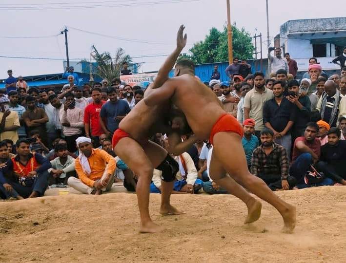 डांडी में कुश्ती प्रतियोगिता में प्रतिभाग करते खिलाड़ी। स्रोत:-जागरूक पाठक
