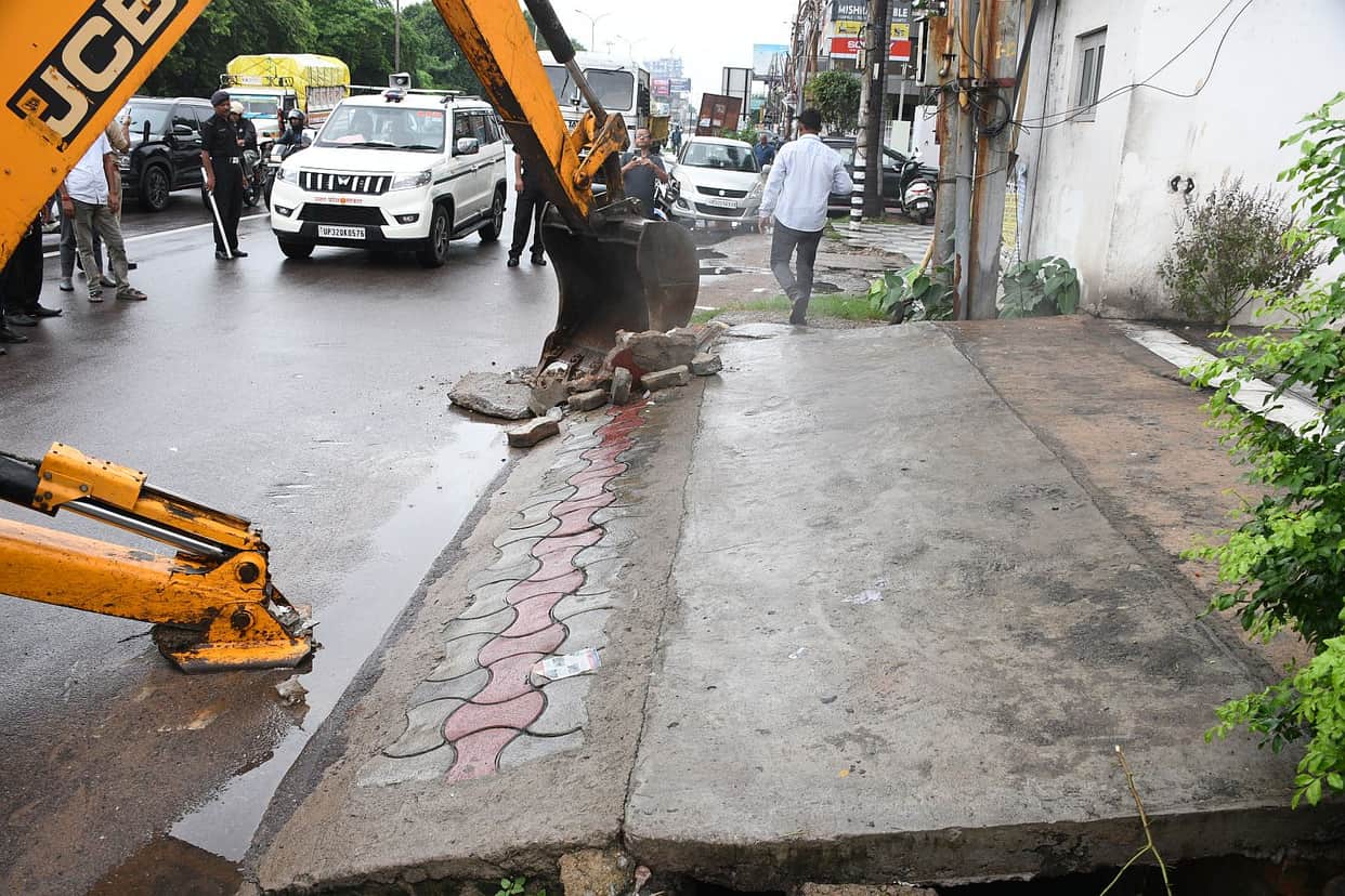 53 illegal ramps obstructing traffic were demolished, and 10 pushcarts were also removed
