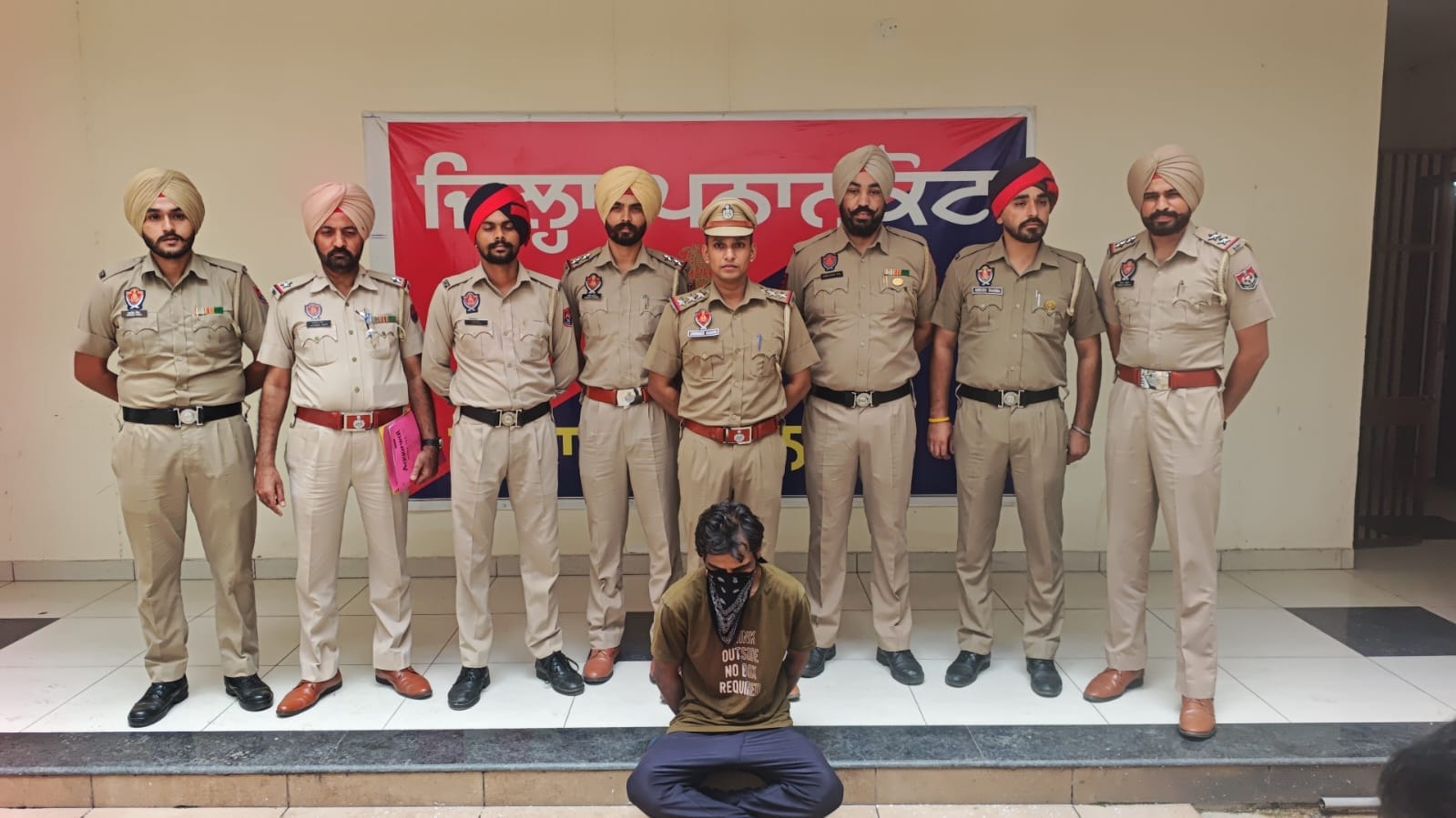 फोटो 01 पठानकोट में महिला की हत्या करने वाला आरोपी वरुण कुमार पुलिस हिरासत में। संवाद फोटो 01 