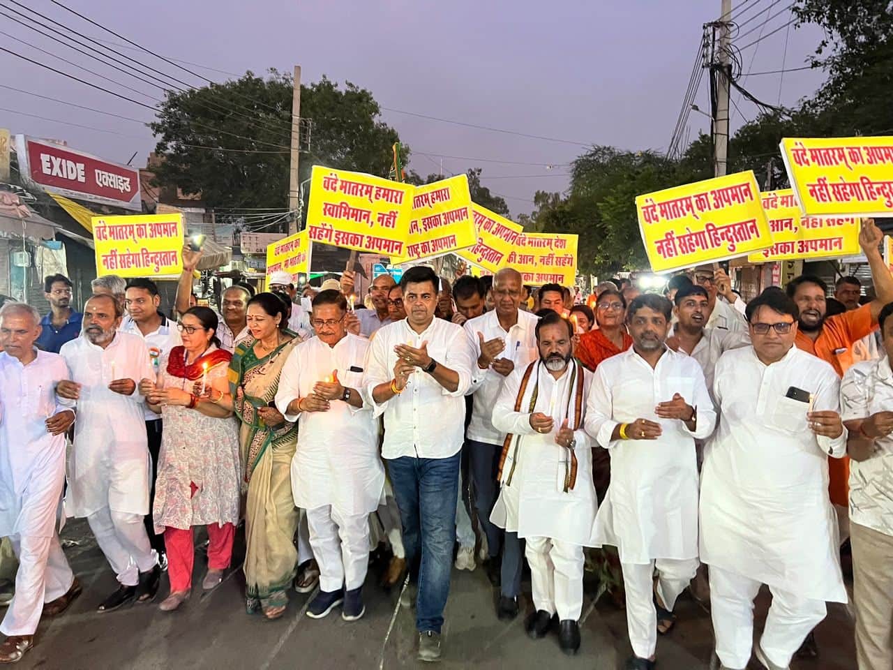 फोटो 02 डॉ. यतेंद्र राव की अगुवाई में कैंडल मार्च निकालते भाजपा कार्यकर्ता। स्रोत: प्रवक्ता