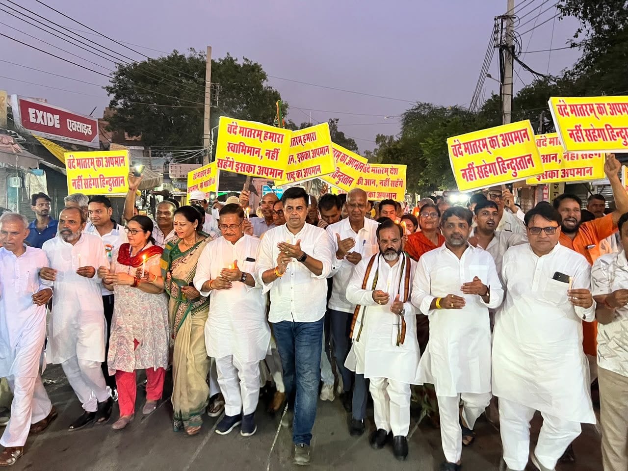 फोटो 02 डॉ. यतेंद्र राव की अगुवाई में कैंडल मार्च निकालते भाजपा कार्यकर्ता। स्रोत: प्रवक्ता