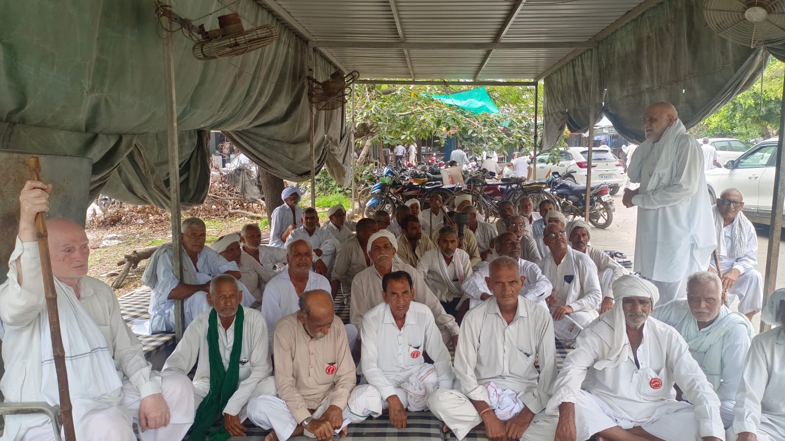 फोटो 1 नरवाना। धरने पर बैठे किसान। स्रोत किसान।