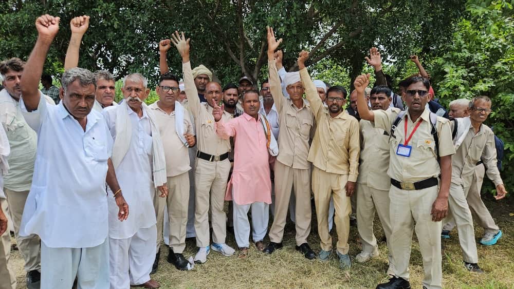 Watchmen gathered at Baddowala toll; march to Chandigarh deferred following assurances.