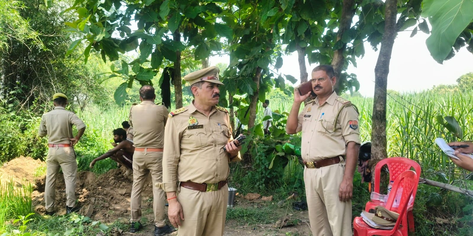 फोटो-11-बलरामपुर के महराजगंज तराई में मृतक युवक का शव निकलवाती पुलिस ।-संवाद