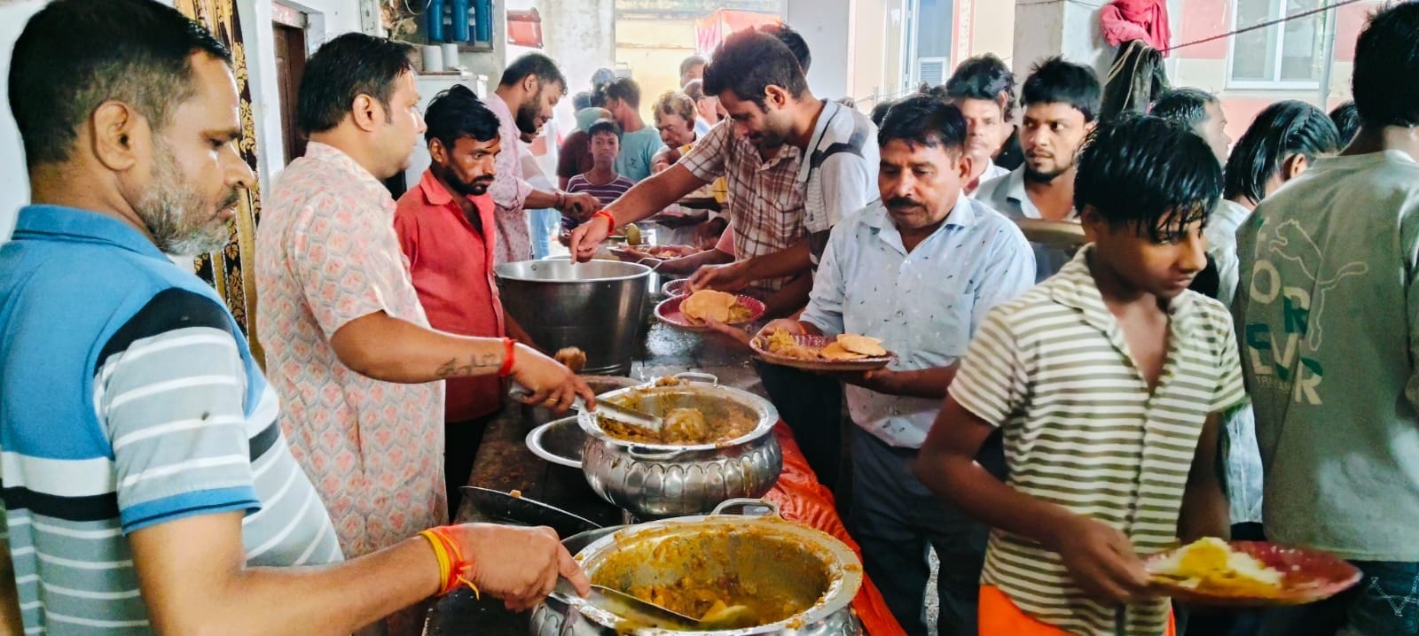फोटो-12-बलरामपुर के भगवतीगंज स्थित गौशाला में प्रसाद ग्रहण करते श्रद्धालु ।-स्रोत : आयोजक
