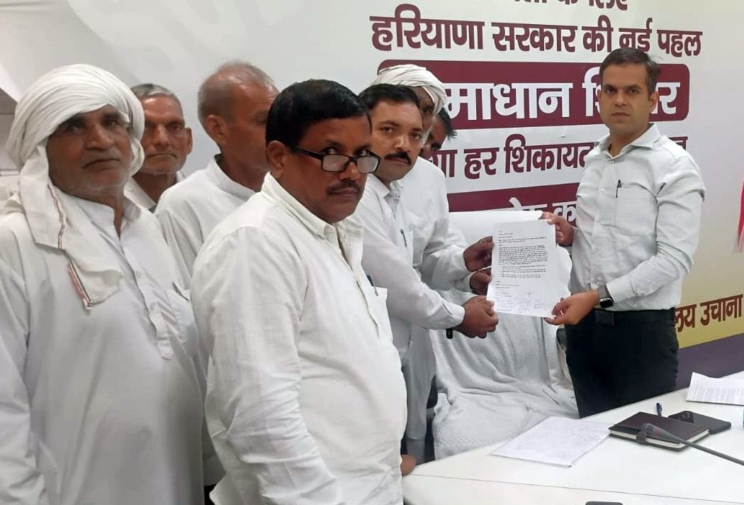 फोटो 17जेएनडी10-एसडीएम रमित यादव को ज्ञापन सौंपते हुए शहरवासी। स्रोत शहरवासी