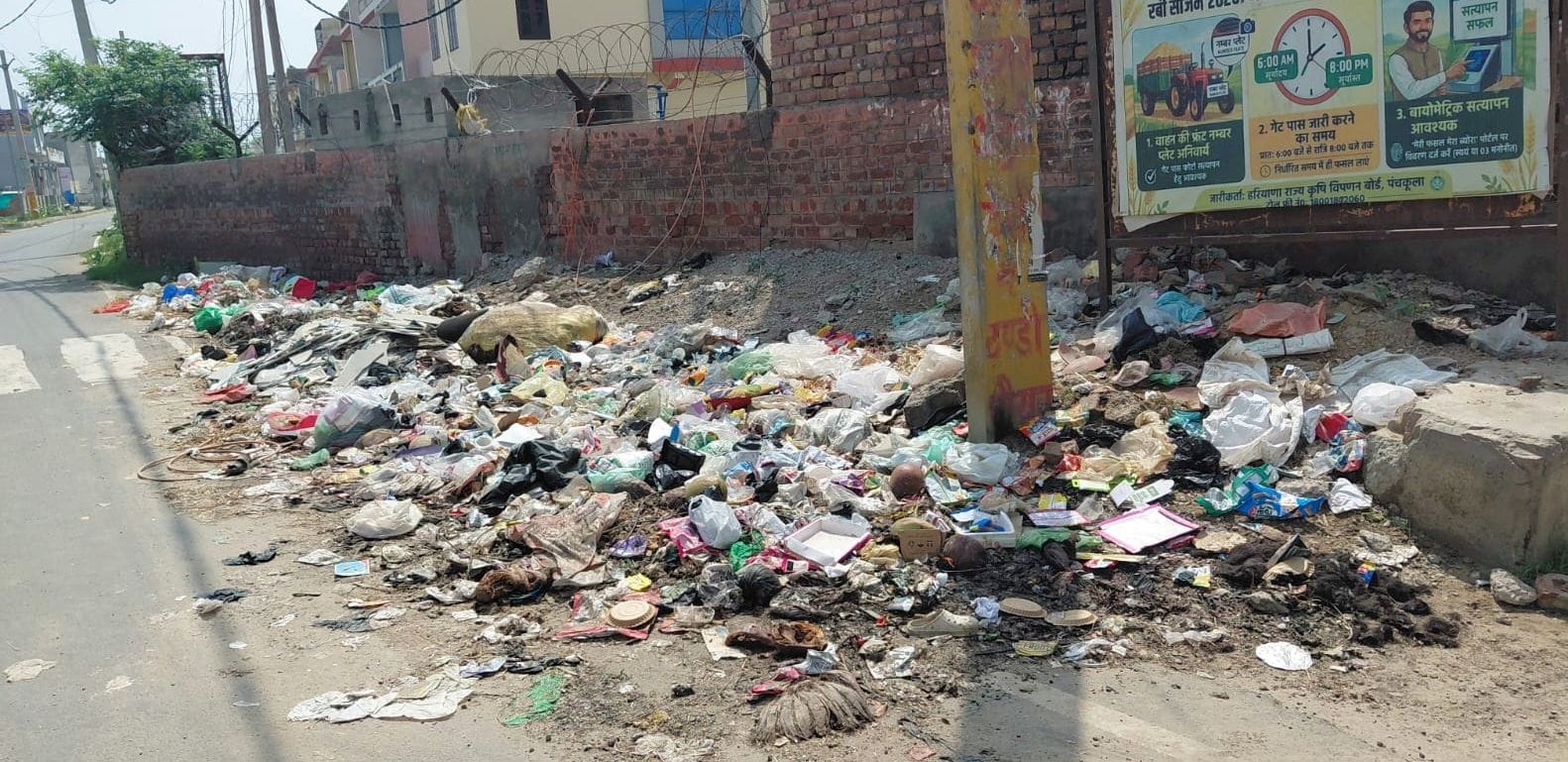 फोटो 17जेएनडी11-मंडी गेट के पास रजबाहा रोड पर लगे गंदगी के ढेर। स्रोत कर्मचारी