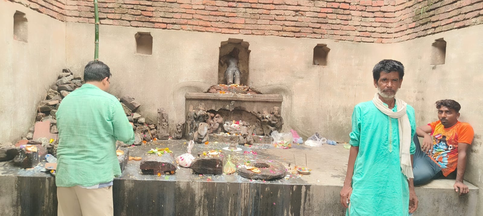 फोटो -18- मंदिर में रखी खंडित मूर्तियों की पूजा करते लोग। संवाद