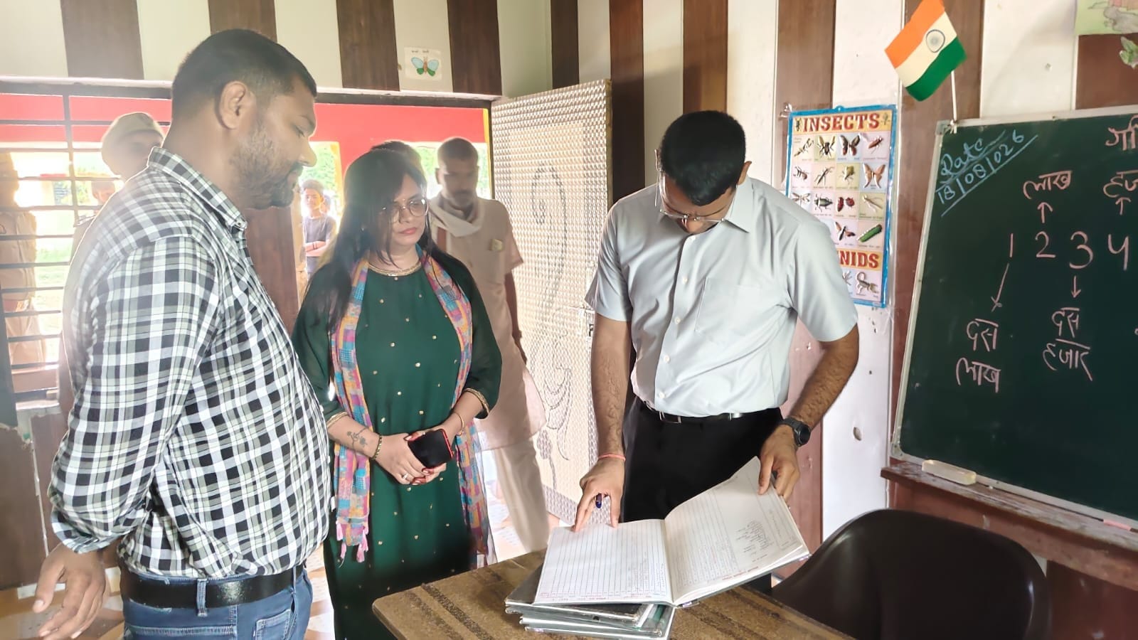 फोटो-21-बलरामपुर के प्राथमिक विद्यालय अड़ार पाकड़ का निरीक्षण करते डीएम ।-स्रोत: विभाग