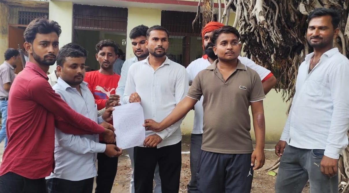 फोटो-21-मामले की शिकायत करने तहसील पहुंचे ग्रामीण। संवाद