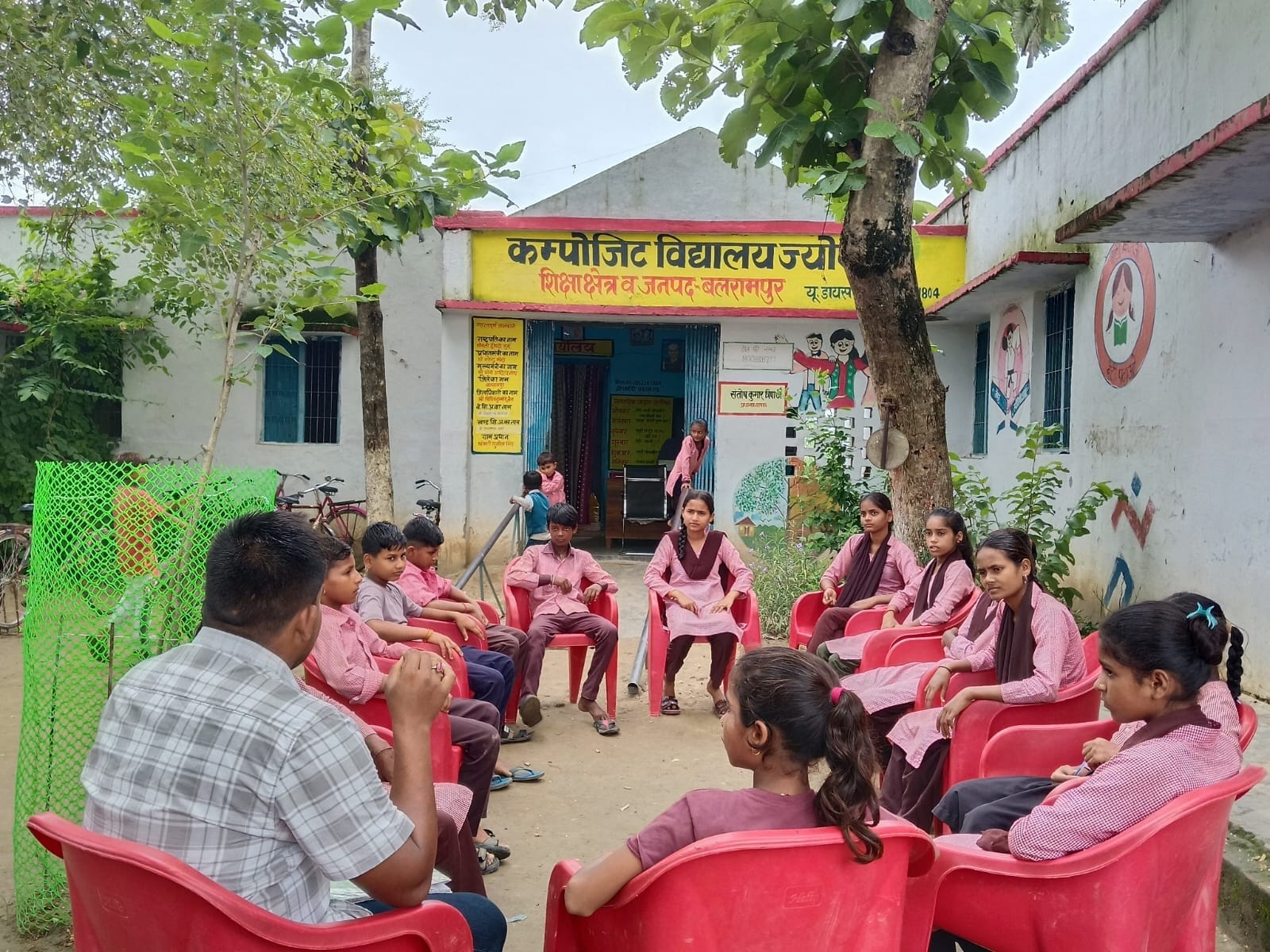फोटो-23-बलरामपुर के कंपोजिट विद्यालय ज्योनार में बैठक करते विद्यार्थी। स्रोत : विभाग