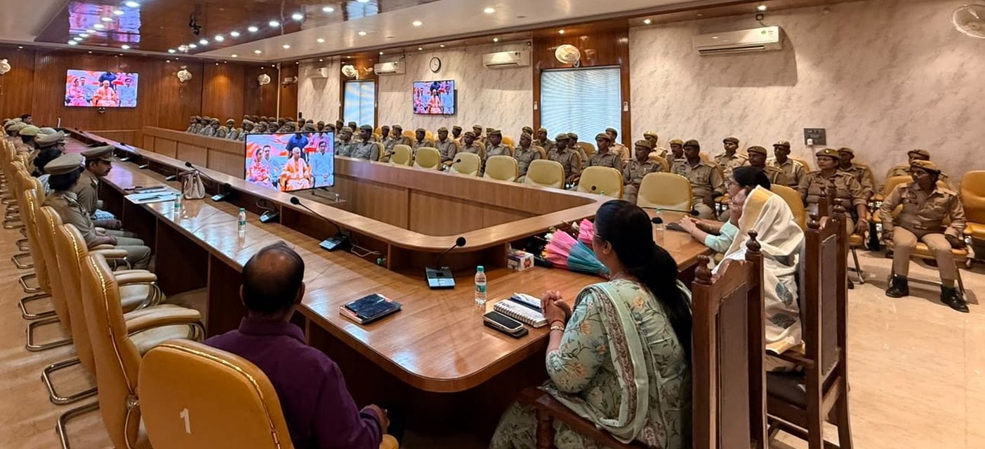 फोटो 27: स्वामी विवेकानंद सभागार में मौजूद जिला पंचायत प्रशासक प्रेमावती, सीडीओ, एडीएम व पीआरडी