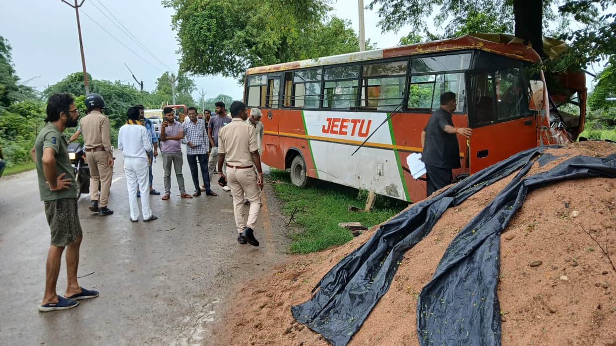 Private bus crashes into tree; six passengers injured.