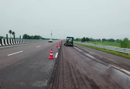 UP: Lucknow-Kanpur Expressway collapses again, cracks up to 700 meters long appear simultaneously