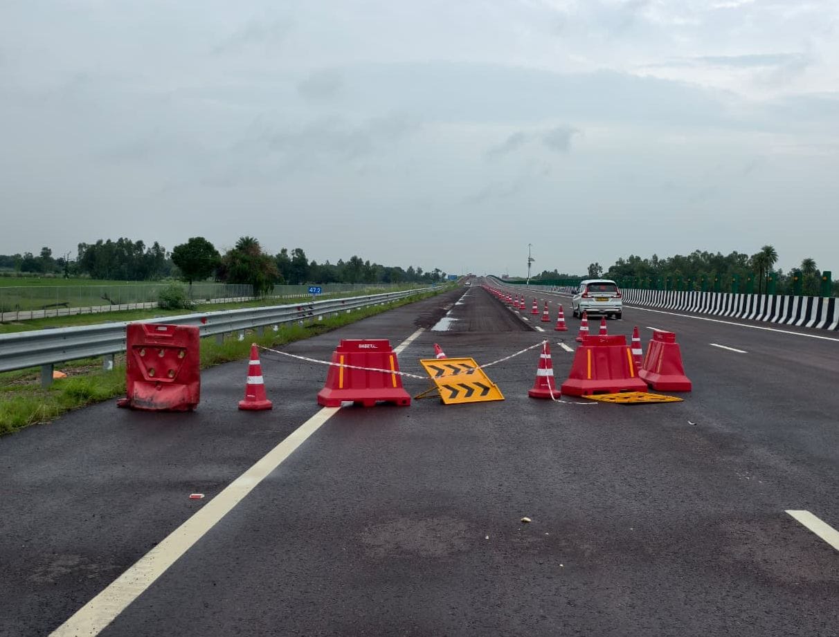 UP: Lucknow-Kanpur Expressway collapses again, cracks up to 700 meters long appear simultaneously