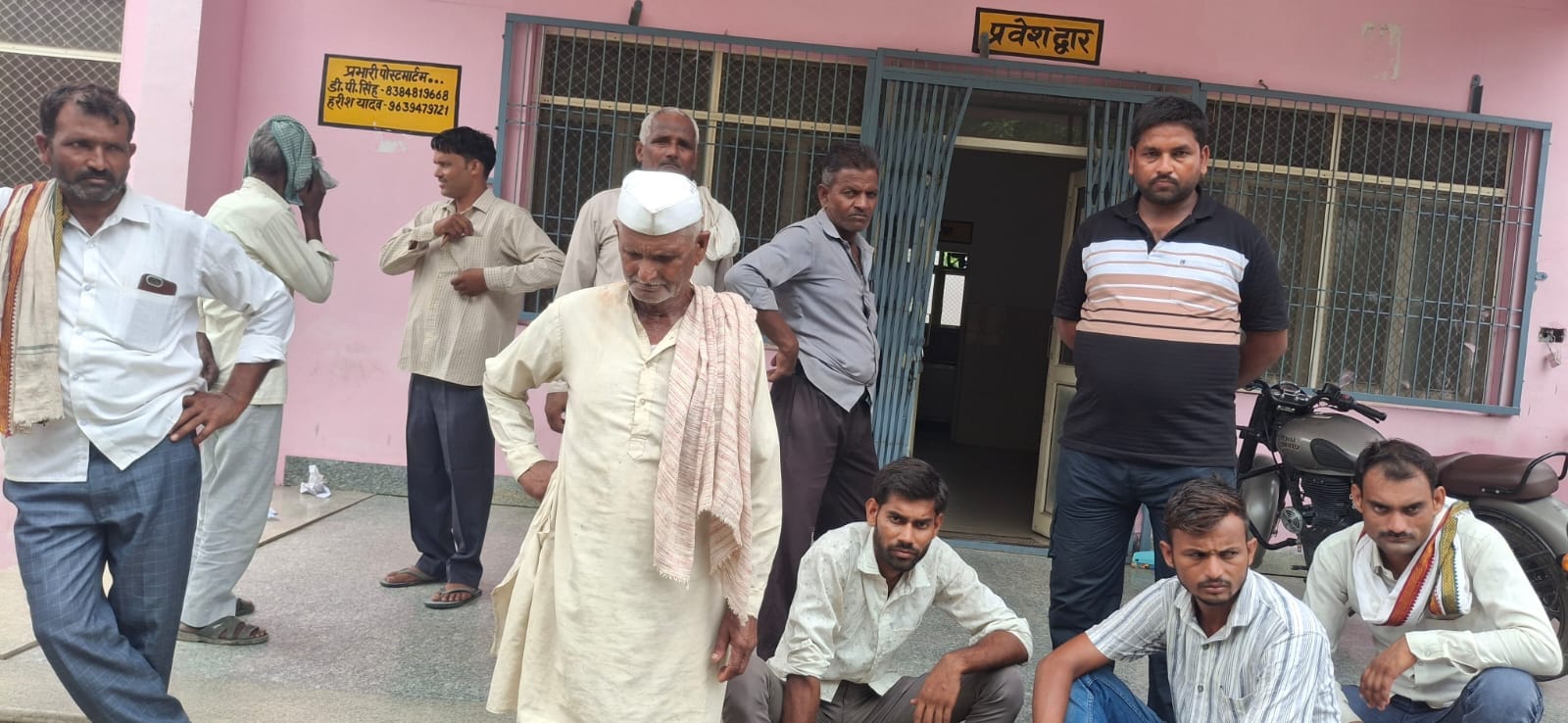 फोटो 34 कासगंज पोस्टमार्टम गृह पर मौजूद मृतिका उर्मिला के परिजन। स्रोत: संवाद