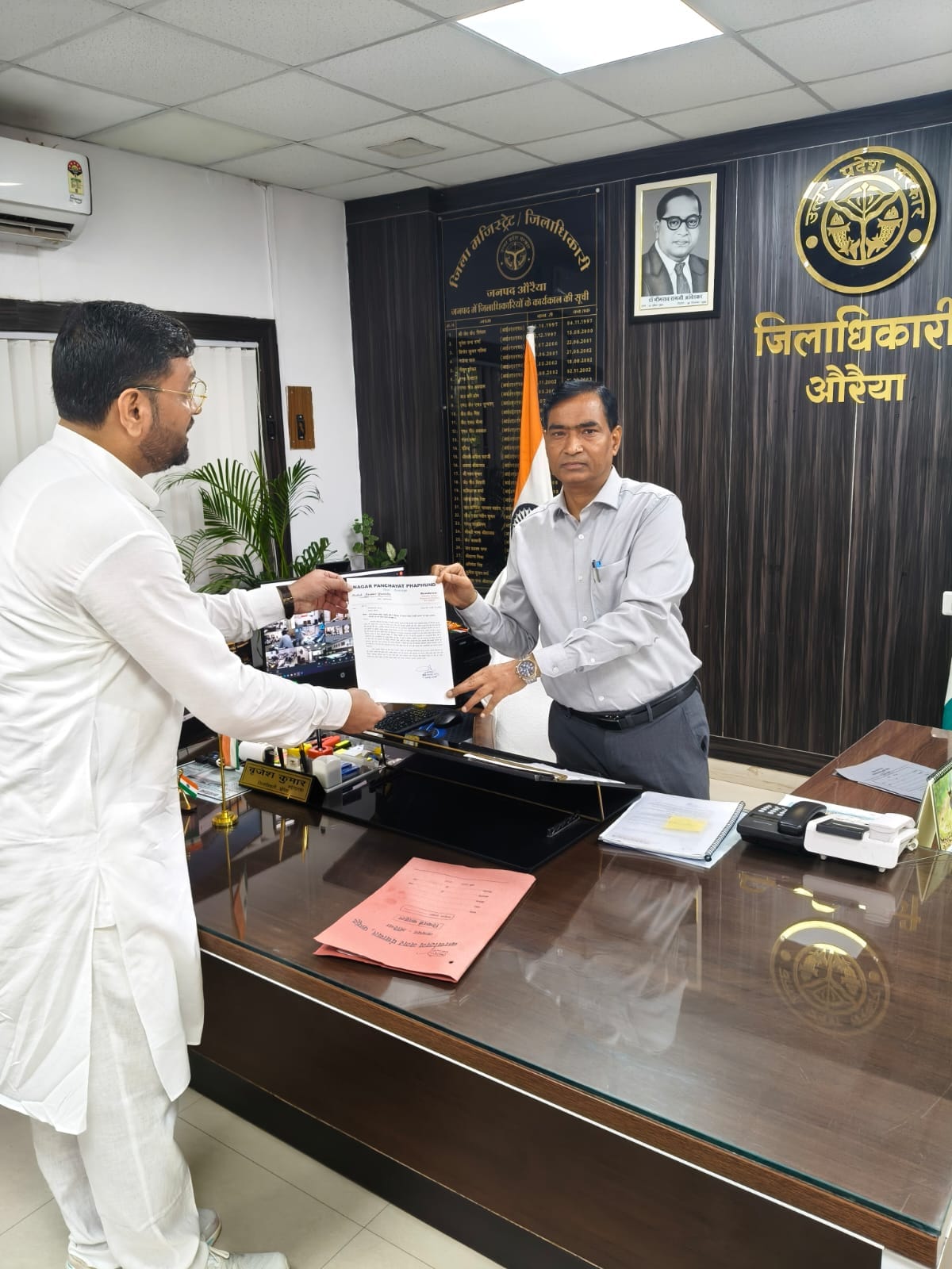 फोटो-4- डीएम बृजेश कुमार को मांगपत्र देते चेयरमैन मोहम्मद अनवर।संवाद