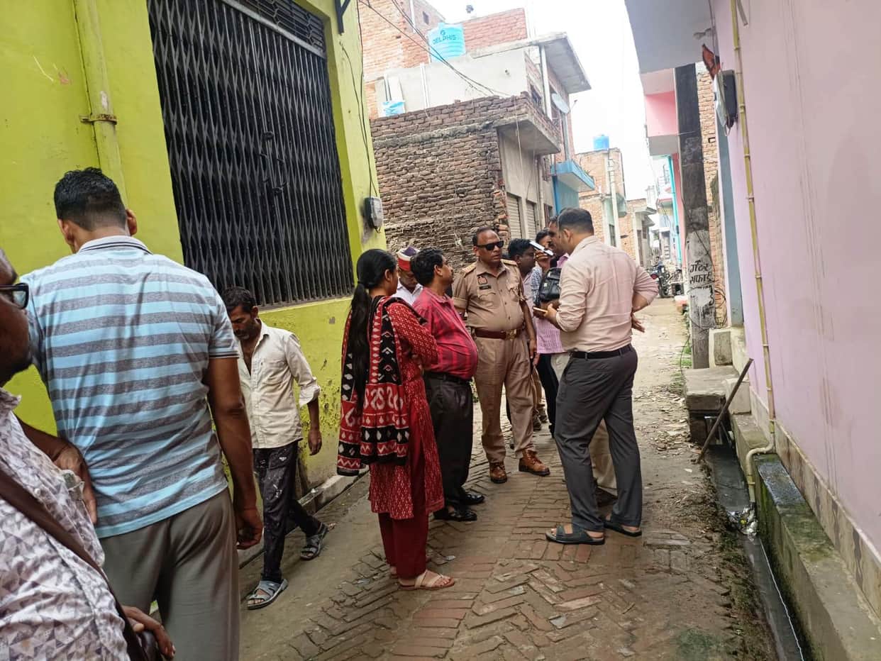 Retired Sub-Inspector locks himself in a room with his grandson; high-voltage drama ensues.
