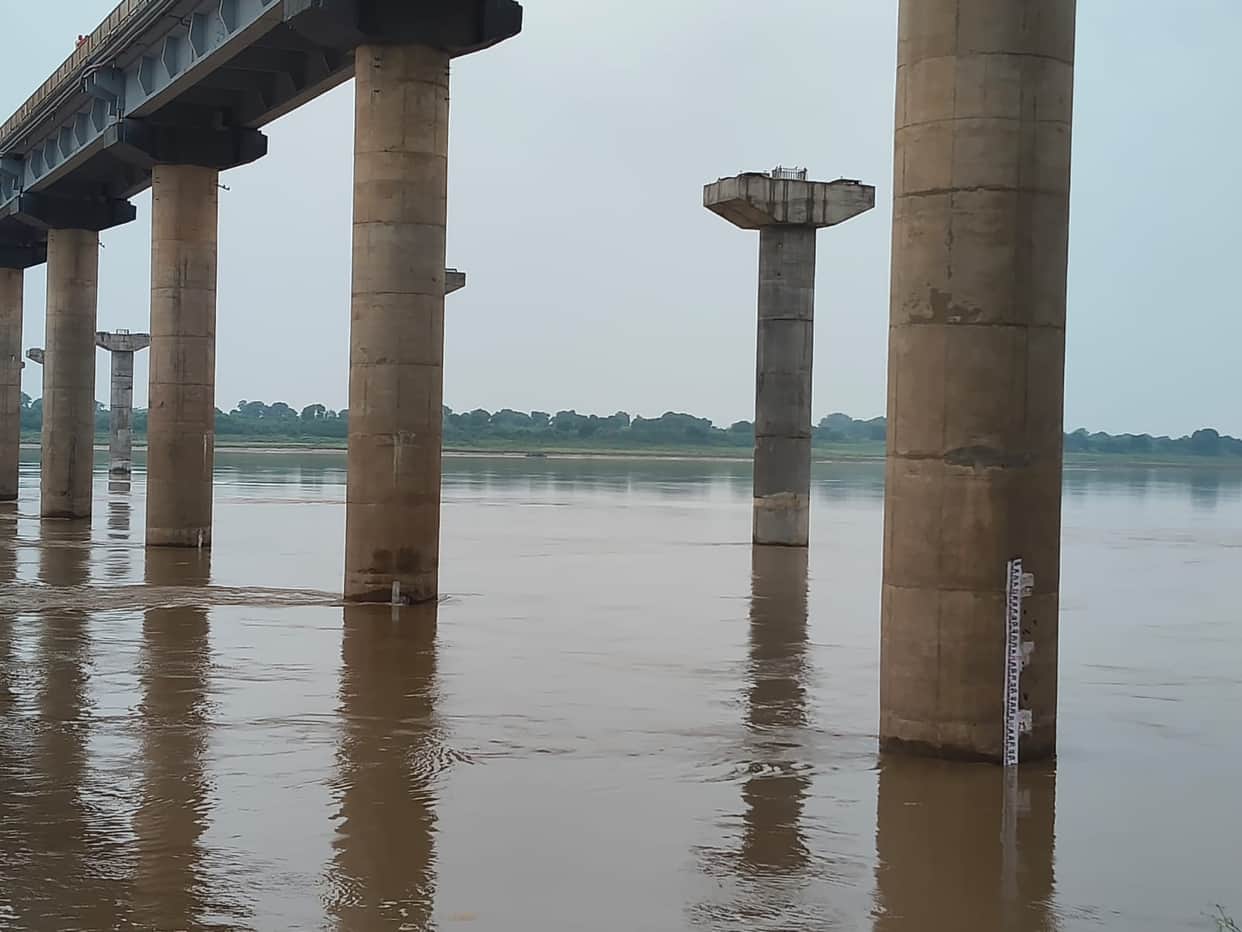 Water levels began receding in the morning; a drop of one centimeter was recorded by evening.