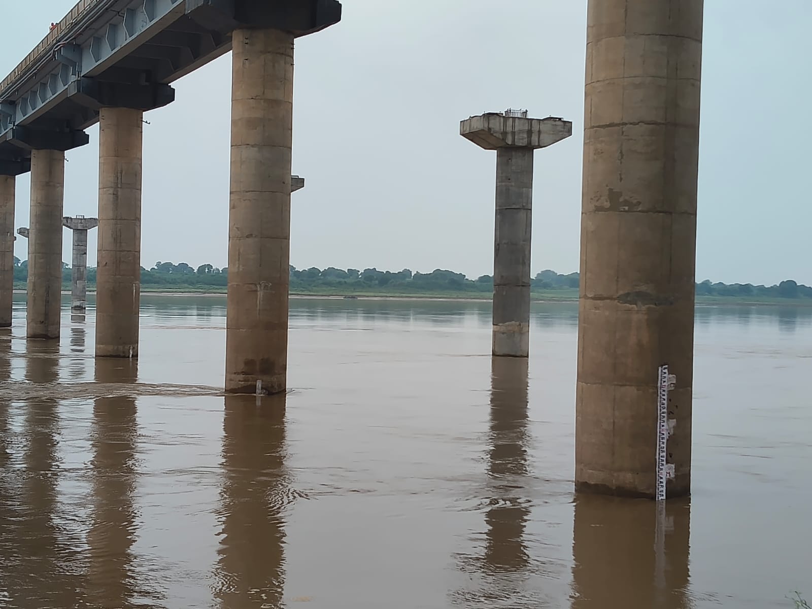 फोटो -43- यमुना में लगा मापन यंत्र। संवाद