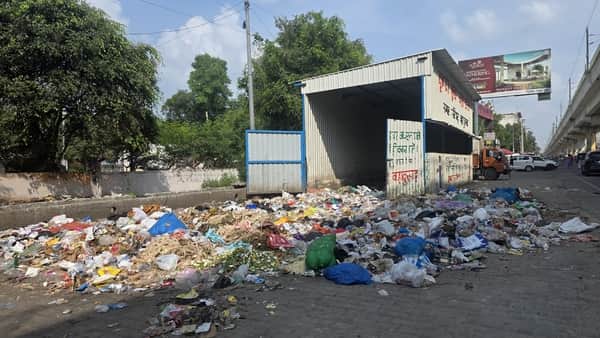 Municipal employees' strike continues; effigy of minister burnt.