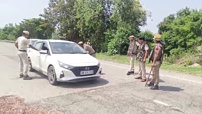 फोटो 8 नरवाना। गाड़ियों की चेकिंग के साथ रूट डायवर्ट करते हुए पुलिस कर्मी। संवाद।