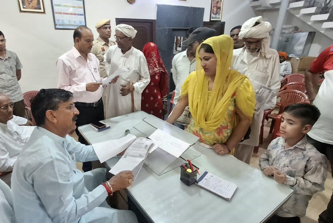 फोटो 8 नरवाना। जनसमस्या सुनते कैबिनेट मंत्री कृष्ण कुमार बेदी। स्रोत प्रशासन।