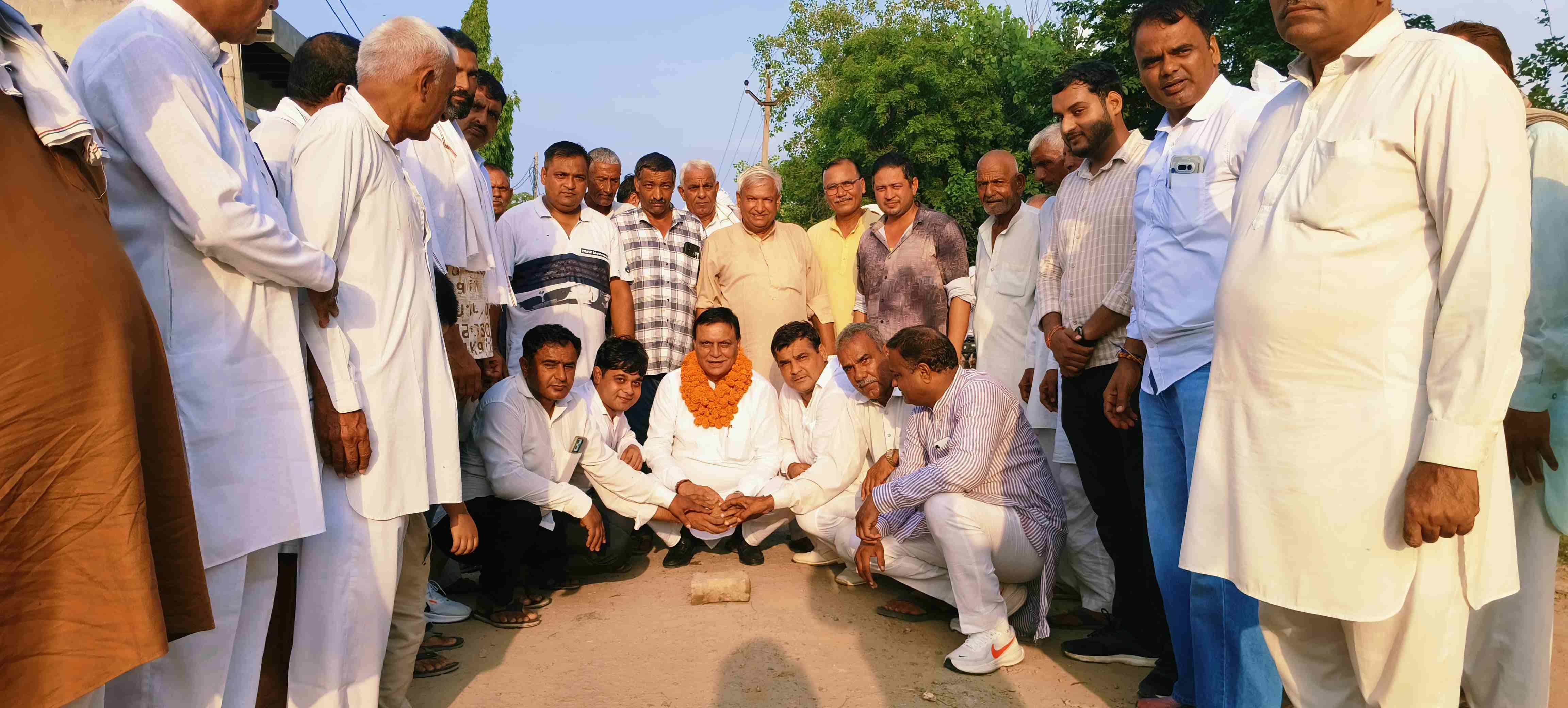 -फोटो 85 : निलोठी गांव में श्मशान घाट वाले रास्ते के निर्माण कार्य का शुभारंभ करते विधायक राजेश