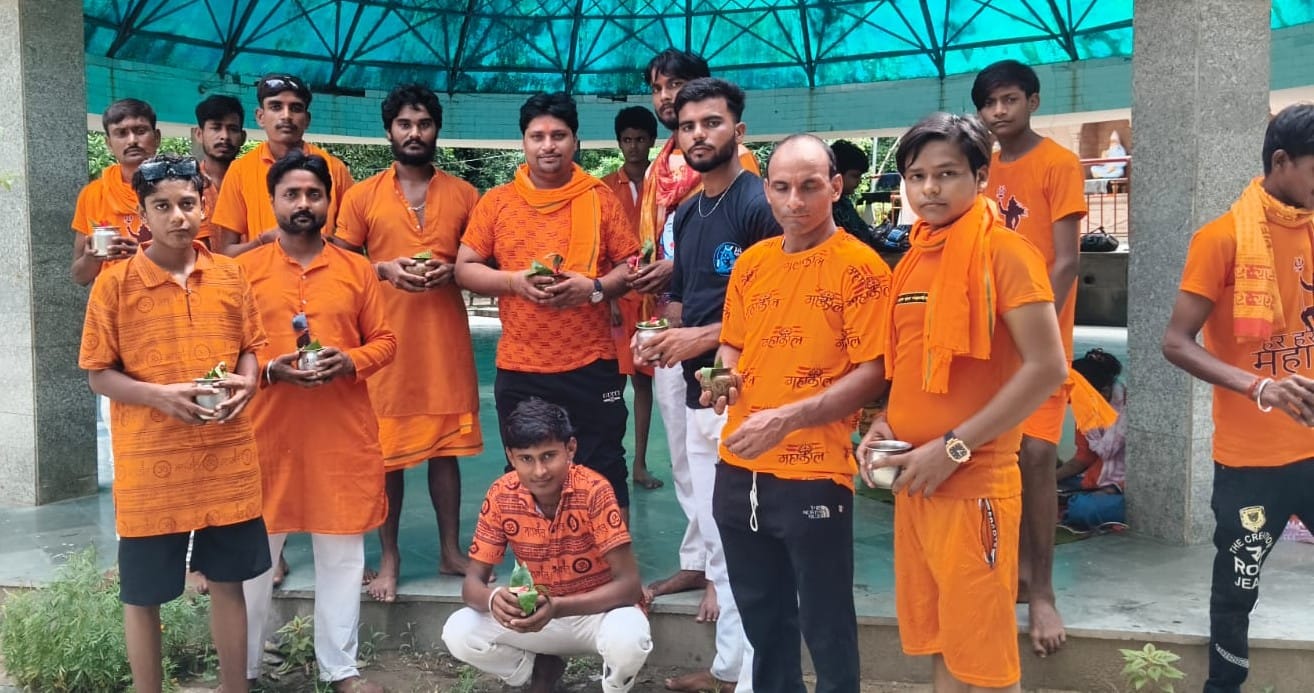 फोटो-9-पृथ्वीनाथ मंदिर पर जलाभिषेक करने पहुंचे लोग।-स्रोत: श्रद्धालु
