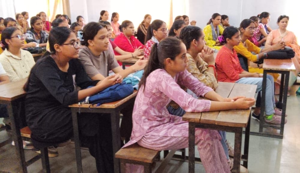 फोटो - राजकीय महिला महाविद्यालय में सेमिनार में शामिल छात्राएं। स्रोत - प्रवक्ता
