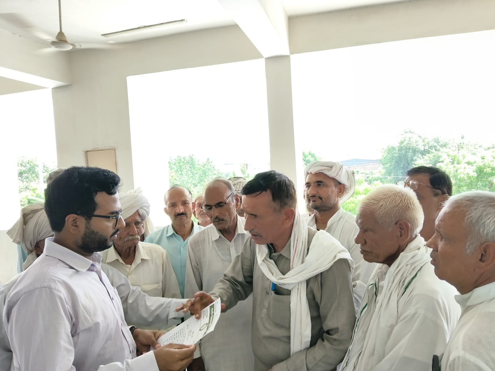 फोटो : सोनीपत के गन्नौर में एसडीएम प्रवेश कादियान को ज्ञापन सौंपते भाकियू (अराजनैतिक) के जिलाध्