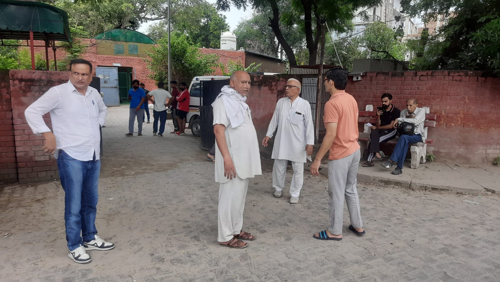 फोटो : सोनीपत के नागरिक अस्पताल में शव को लेने पहुंचे गांव बेगा के ग्रामीण। संवाद