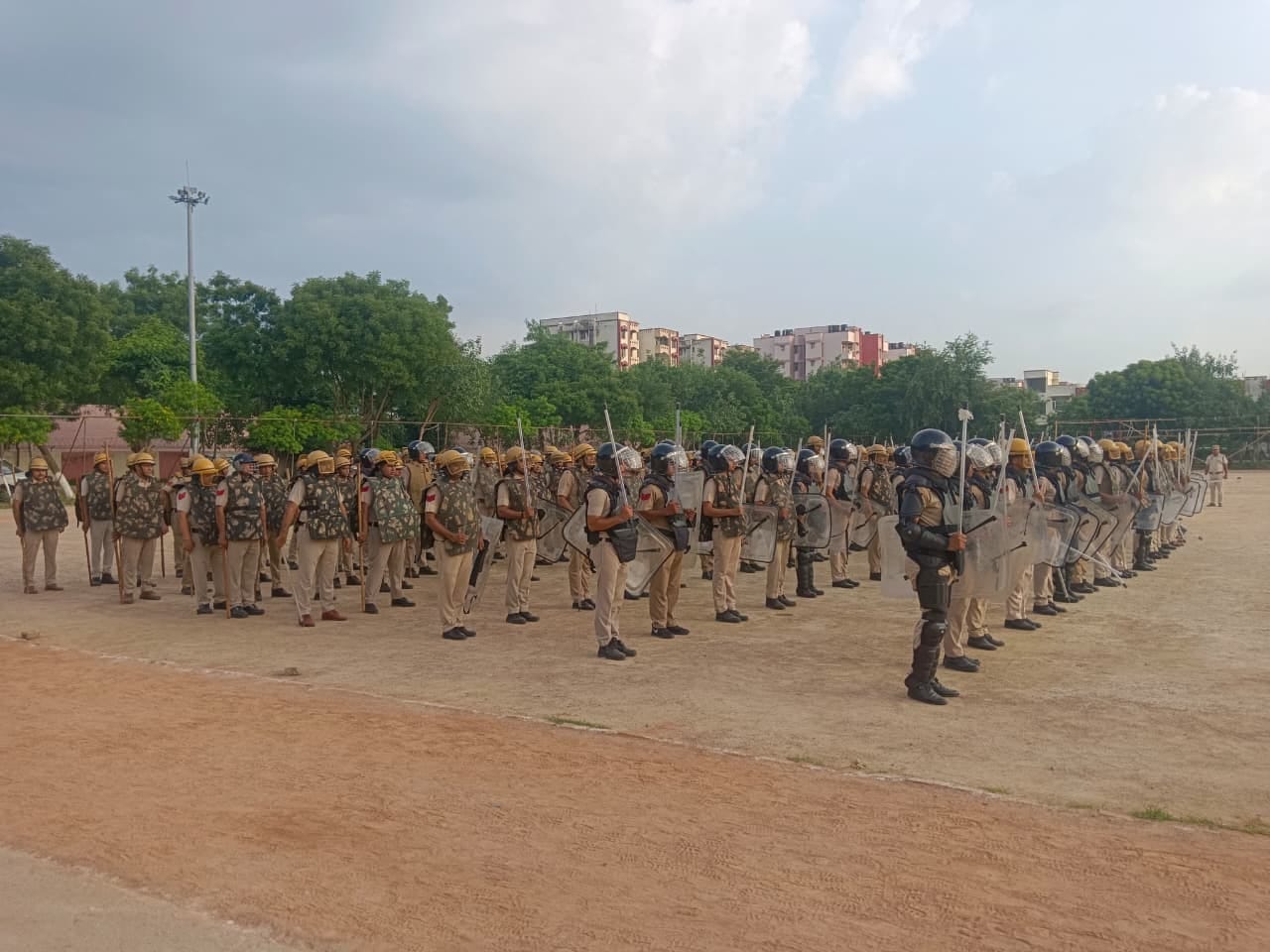 फोटो :: सोनीपत के पुलिस लाइन में आयोजित मॉक ड्रिल में अभ्यास के दौरान मौजूद पुलिस बल। स्रोत पुल