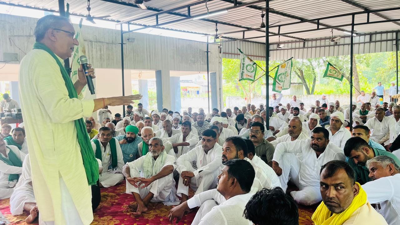 फोटो : सोनीपत की सहकारी चीनी मिल में महापंचायत को संबाेधित करते भाकियू (टिकैत) के प्रधान रतनम