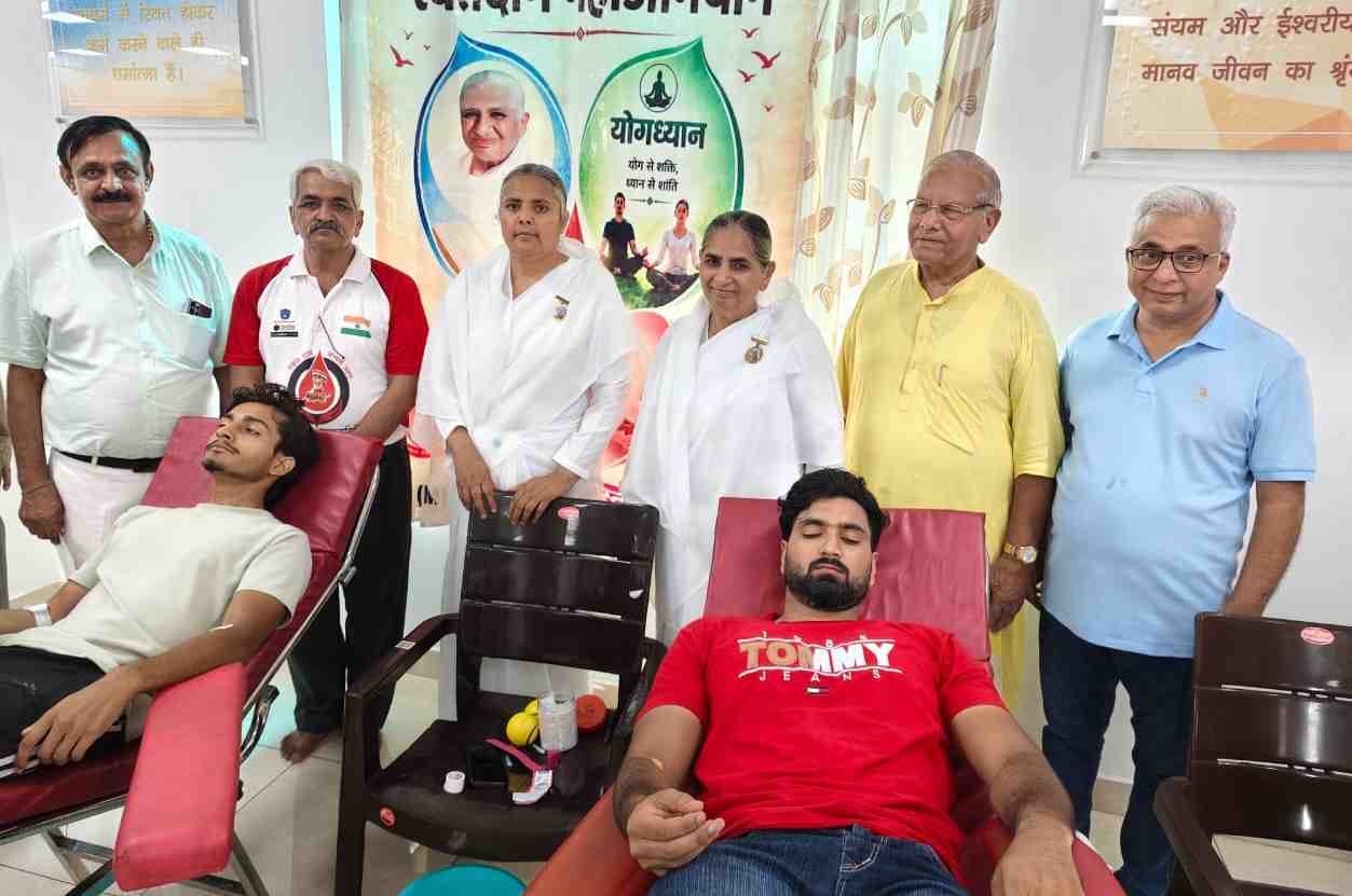फोटो : सोनीपत के सेक्टर-15 में लगे शिविर के दौरान रक्तदाता संग ब्रह्माकुमारी प्रमोद बहन व अन्