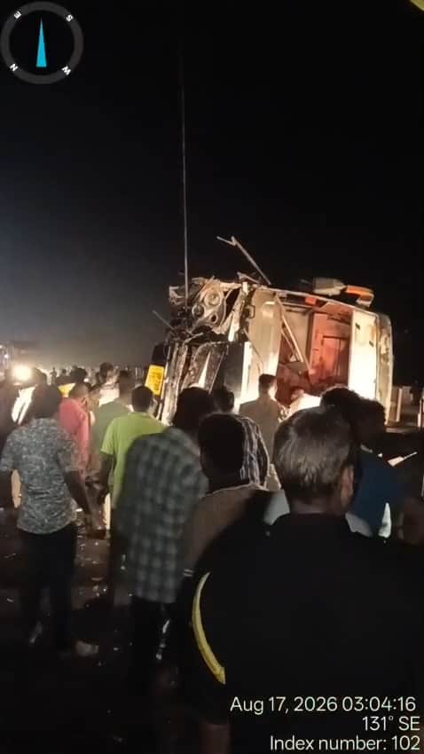Canter truck gets stuck on a culvert under construction; traffic jam on Agra-Etawah State Highway lasts for two hours.