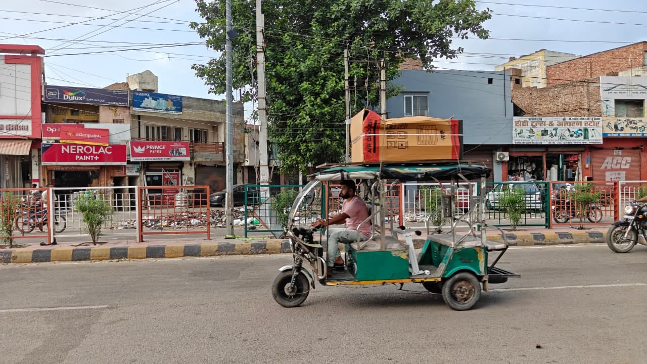 फतेहाबाद। ई-रिक्शा में सामान लदकर लेकर जाजा चालक। संवाद