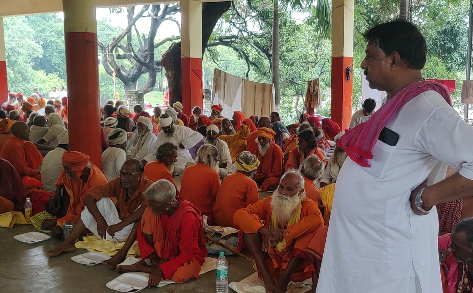 गोपीगंज बड़े शिव मंदिर पर संतों को प्रसाद ग्रहण कराते श्रद्धालु। संवाद